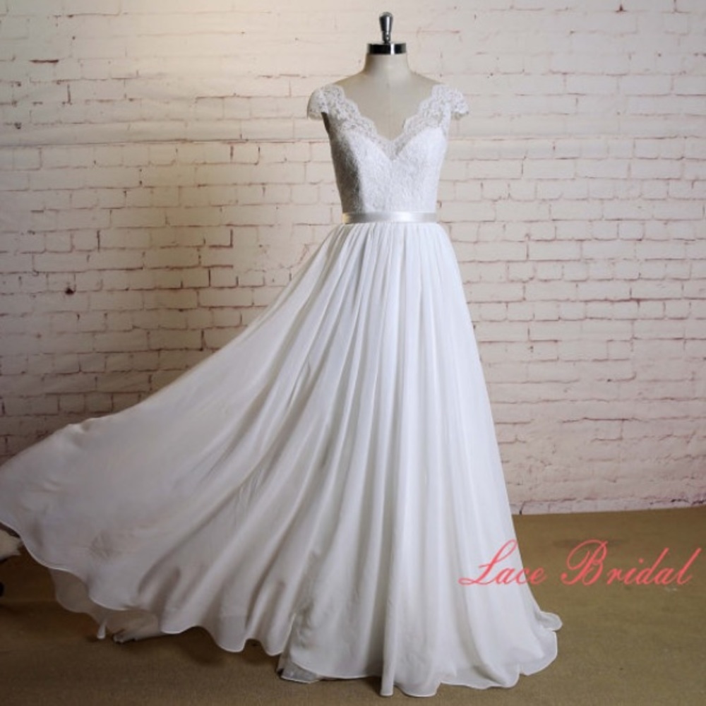 Wedding Dress *NEVER WORN*